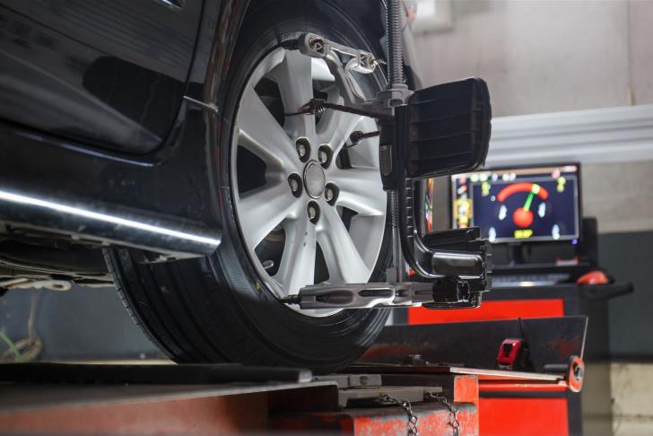 Auto auf Hebebühne zum Wechseln der Reifen