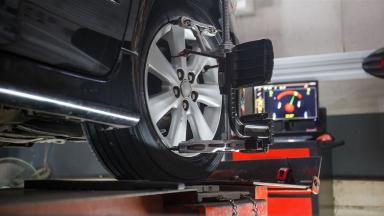 Auto auf Hebebühne zum Wechseln der Reifen