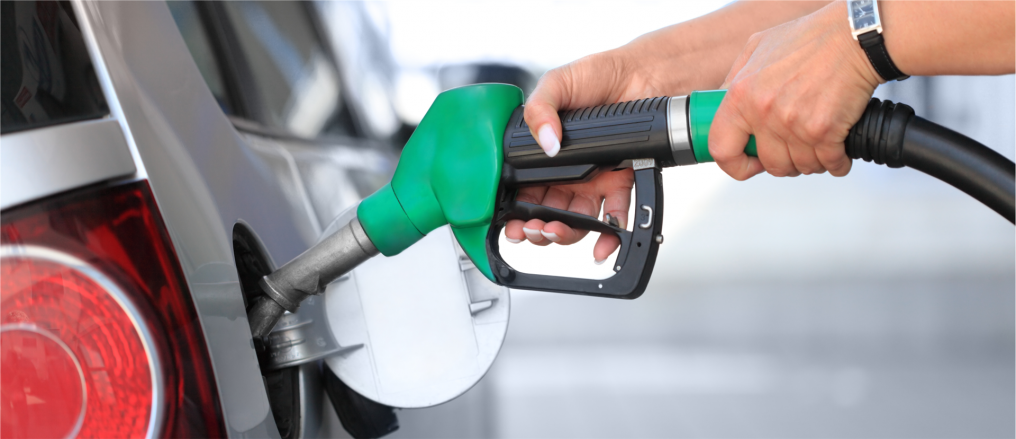 Tankrüssel wird in Tank gesteckt